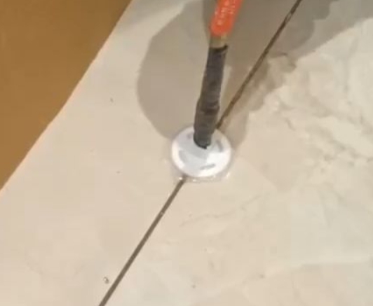 金明瓷砖空鼓维修公司专业解答瓷砖在铺贴过程中，如果没有涂抹均匀到位的粘结材料（如水泥砂浆或瓷砖胶），可能会导致以下问题